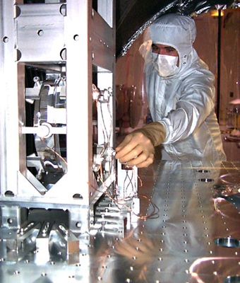 Ingeniero LIGO es la instalaci&oacute;n de un espejo de modo de juego y la suspensi&oacute;n en una c&aacute;mara de vac&iacute;o.