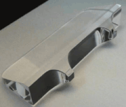 Vista aumentada de un punto de fijaci&oacute;n mec&aacute;nica unido a un espejo de aLIGO